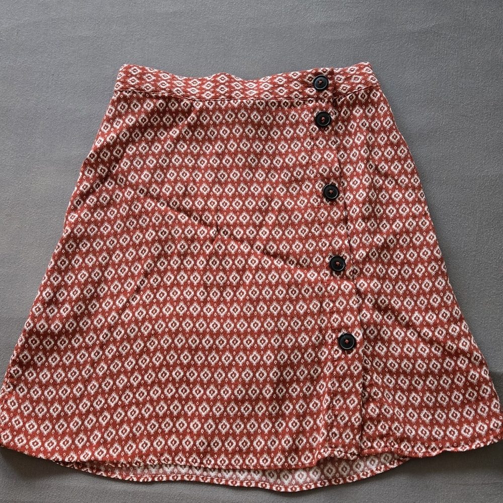 Adorable Button-Up Autumn Skirt! Size: 2.